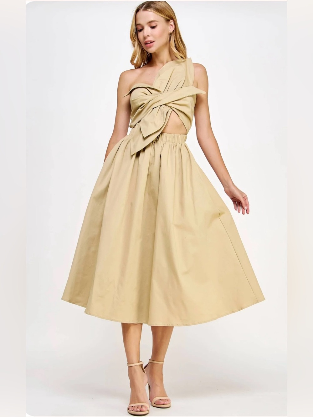 Strut & Bolt Knotted Flower Bow Midi Dress in beige/oatmeal Size Small